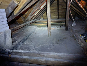 Zateplení stropu patrového rodinného domu pomocí foukané izolace